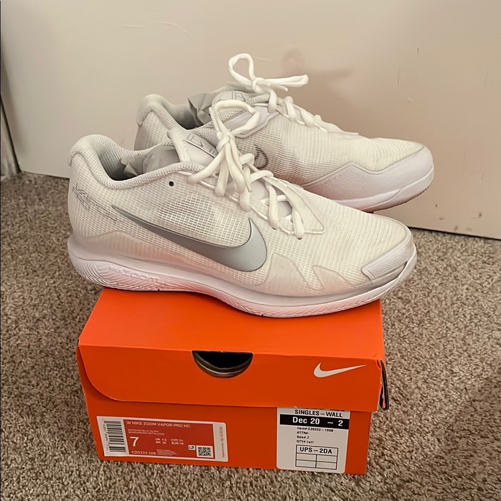 Nike wmns air zoom vapor pro tennis shoes white and metallic silver